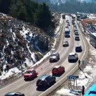 Imagen de una cámara de la DGT de la carretera de acceso a Sierra Nevada (Granada) atascada por el tráfico.