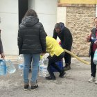 Vecinos de La Vall de Laguar llenan garrafas de agua procedente de un camión cisterna.

REMITIDA / HANDOUT por AYUNTAMIENTO DE LA VALL DE LAGUAR
Fotografía remitida a medios de comunicación exclusivamente para ilustrar la noticia a la que hace referencia la imagen, y citando la procedencia de la imagen en la firma
16/1/2026