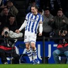SAN SEBASTIAN, SPAIN - JANUARY 18: Mikel Oyarzabal of Real Sociedad celebrates scoring his team's first goal during the LaLiga EA Sports match between Real Sociedad and FC Barcelona at Estadio Anoeta on January 18, 2026 in San Sebastian, Spain. (Photo by Juan Manuel Serrano Arce/Getty Images)