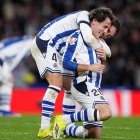 Odriozola y Gorrotxategi celebran la victoria por 2-1 ante el FC Barcelona