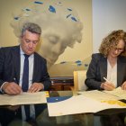 El conseller Martínez Mus firma el protocolo con la alcaldesa de Torrent, Amparo Folgado.