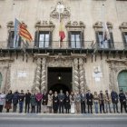 Minuto de silencio este lunes a las puertas del Ayuntamiento de Alicante por las víctimas del accidente ferroviario en Adamuz.