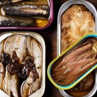 Selección de conservas premium, ejemplo del auge del producto enlatado como delicatessen contemporánea.