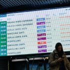 Pantalla informativa en la estación Madrid-Puerta de Atocha-Almudena Grandes, a 18 de enero de 2026, en Madrid (España). Al menos siete fallecidos y 25 heridos graves han sido hallados tras el descarrilamiento sobre las 19.45 horas este domingo, 18 de enero, de un tren en el que viajaban unas 300 personas y que cubría el trayecto Málaga-Puerta de Atocha en los desvíos de entrada a la vía 1 de la estación de Adamuz (Córdoba), lo que provocó que invadiera la vía contigua. La circulación de trenes de Alta Velocidad continúa suspendida.

Carlos Luján / Europa Press
18/1/2026
