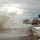 Fuerte oleaje provocado por la borrasca Harry en la playa de Almassora.
