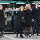 La Emérita y las Infantas Elena y Cristina, en el funeral de la Princesa Irene.