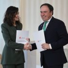 La presidenta de la Comunidad de Madrid, Isabel Díaz Ayuso y el president de la Generalitat, Juanfran Pérez Llorca