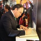 El president de la Generalitat, Juanfran Pérez Llorca, durante su visita al estand de la Comunitat Valenciana en Fitur