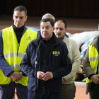 El presidente de la Junta de Andalucía, Juanma Moreno, atiende a los medios antes de trasladarse al lugar del accidente. Detrás de él el presidente del Gobierno, Pedro Sánchez.