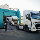 Descarga de camiones en el Puerto de Almería.