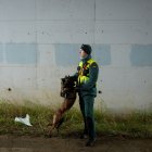 Imagen de uno de los cuatro perros con su cuidador perteneciente a la Unidad Cinológica Central de la Guardia Civil que están actuando en las labores de localización de cuerpos en la zona del accidente ferroviario en Adamuz (Córdoba). A 21 de enero de 2026, en Adamuz, Córdoba (Andalucía, España). La Unidad Cinológica Central de la Guardia Civil está actuando en la zona cero del accidente ferroviario de Adamuz (Córdoba), que se ha cobrado la vida de al menos 43 personas y donde se está trabajando en el troceado de la segunda parte del segundo vagón del tren Alvia, con cuatro perros adiestrados, de nombres Cleo, Arsa, Junco y Enzo, para la detección de restos cadavéricos y biológicos.

Joaquín Corchero / Europa Press
21/1/2026