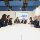 El presidente de la Diputación de Alicante, Toni Pérez, mantiene en Fitur 2026 una reunión con representantes de ETOA