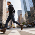 Un hombre camina con botines tipo chelsea