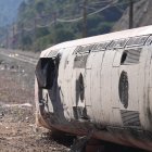 Uno de los vagones del tren Iryo que descarriló, a 20 de enero de 2026, en Adamuz, Córdoba. Al fondo, el Alvia accidentado.