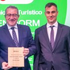 Momento en que el alcalde de Benidorm, Toni Pérez, recibe el reconocimiento.