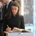 Doña Letizia firma el libro de condolencias por el accidente de Adamuz en FITUR.