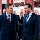 El presidente del Gobierno, Pedro Sánchez, y el ministro de Transportes, Óscar Puente.