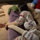 Imagen de la almohada japonesa con forma de berenjena.