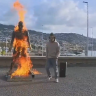 Un hombre quema la estatua de Cristiano Ronaldo en Madeira.