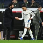 Alvaro Arbeloa y Kylian Mbappé celebran la victoria ante Levante UD (Photo by Denis Doyle/Getty Images)