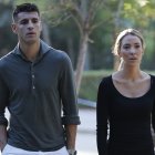 Álvaro Morata y Alice Campello salen del colegio tras acompañar a sus hijos