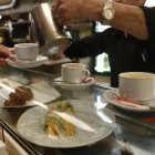 Foto de archivo de un camarero sirviendo un café.