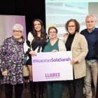 Sara Santaolalla junto a la exportavoz de IU en el acto del Ayuntamiento de L'Eliana