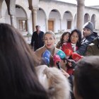 La presidenta de la Junta de Extremadura en funciones, María Guardiola,a la salida de la reunión con las organizaciones agrarias en la sede de Presidencia.