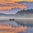 Increíble atardecer del solsticio de verano en Finlandia