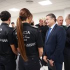 El consejero de la Presidencia, Interior, Diálogo Social y Simplificación Administrativa, Antonio Sanz, saluda a los alumnos de la Policía Local de Jerez.
