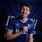 Dan Neil en su nueva presentación como nuevo jugador del Ipswich Town.