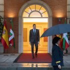 El presidente del Gobierno, Pedro Sánchez, sale para recibir al lehendakari