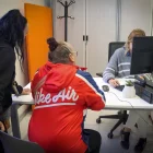 Imagen de dos usuarias en la dependencias municipales de Torrent.