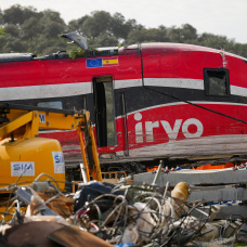 Trabajos de rescate de los convoyes de trenes accidentados en la zona del suceso en Adamuz.