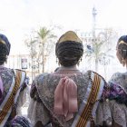 Falleras disfrutan de la mascleta desde el balcon del Ayuntamiento