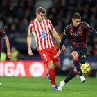 VALENCIA, SPAIN - JANUARY 31: Ivan Romero of Levante UD controls the ball whilst under pressure from Alexander Sorloth of Atletico de Madrid during the LaLiga EA Sports match between Levante UD and Atletico de Madrid at Ciutat de Valencia on January 31, 2026 in Valencia, Spain. (Photo by Judit Cartiel/Getty Images)
