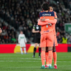 ELCHE, SPAIN - JANUARY 31: Ferran Torres of FC Barcelona celebrates scoring his team's second goal with teammate Raphinha during the LaLiga EA Sports match between Elche CF and FC Barcelona at Estadio Manuel Martinez Valero on January 31, 2026 in Elche, Spain. (Photo by Angel Martinez/Getty Images)