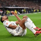 MADRID, SPAIN - FEBRUARY 01: Jude Bellingham of Real Madrid goes down with an injury during the LaLiga EA Sports match between Real Madrid CF and Rayo Vallecano de Madrid at Estadio Santiago Bernabeu on February 01, 2026 in Madrid, Spain. (Photo by Denis Doyle/Getty Images)