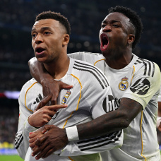 Mbappé y Vinicius celebran el gol del francés 'in extremis' (Photo by Denis Doyle/Getty Images)