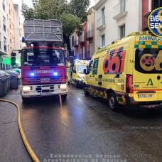 Imagen de los servicios de emergencia en Triana por el incendio en un edificio.