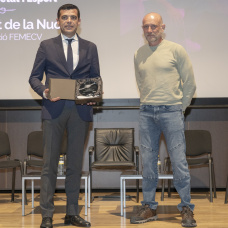 Momento en el que el concejal de La Nucía recoge el galardón.