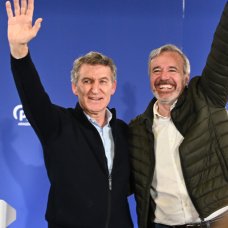 El presidente del PP, Alberto Nuñez Feijóo, y el candidato del PP a la reelección a la Presidencia del Gobierno de Aragón, Jorge Azcón, durante una comida mitin, en el Hotel Valdeherrera, en Calatayud, Zaragoza, Aragón (España).