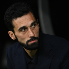 El entrenador del Real Madrid, Álvaro Arbeloa, en el banquillo durante el partido contra el Rayo Vallecano en el Santiago Bernabéu.