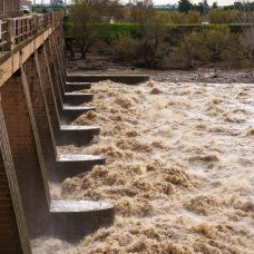 La presa de Cantillana desagua al máximo ante la histórica crecida del Guadalquivir que alcanzará este jueves su caudal más alto en 46 años.