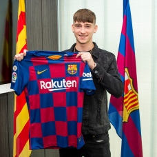 Louie Barry en su llegada al Barcelona