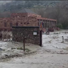 El río Aguas Blancas se desborda en el entorno de Pinos Genil, Granada.