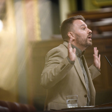 El diputado de Compromís-Sumar, Alberto Ibáñez, durante una sesión plenaria en el Congreso de los Diputados.