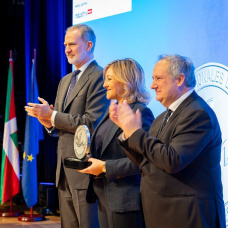 Elena Alcalde, directora de Compras de Moeve Chemicals, Su Majestad Don Felipe VI y Jordi Hereun, ministro de Industria.