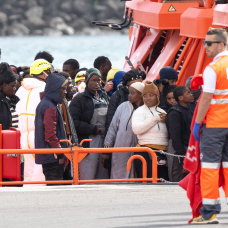 Servicios de emergencia atienden a migrantes recién rescatados de un cayuco en Puerto Naos, en Arrecife, Lanzarote.