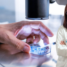 La Dra. Sara Cristina González, especialista en oncología médica en Viamed Santa Elena, destaca el valor clínico del hallazgo de Barbacid y su potencial para transformar el abordaje del cáncer de páncreas
